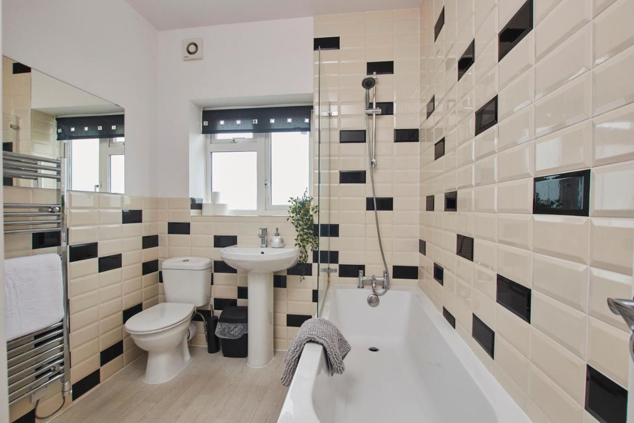 Fantastic Central Stratford Two Bedroom Apartment By Purestay Short Lets & Serviced Accommodation With Parking Exterior photo