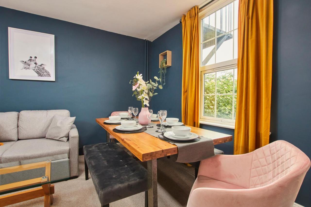 Fantastic Central Stratford Two Bedroom Apartment By Purestay Short Lets & Serviced Accommodation With Parking Exterior photo