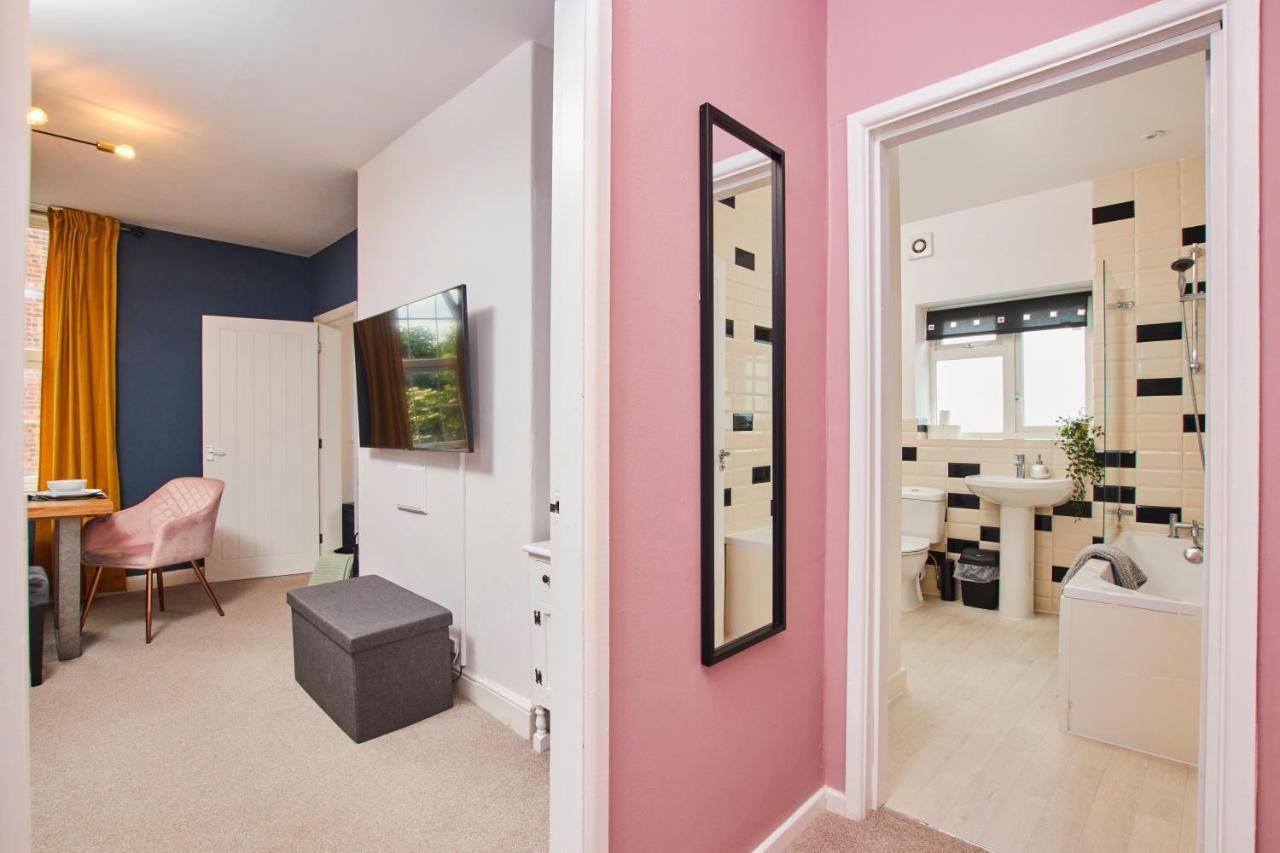 Fantastic Central Stratford Two Bedroom Apartment By Purestay Short Lets & Serviced Accommodation With Parking Exterior photo