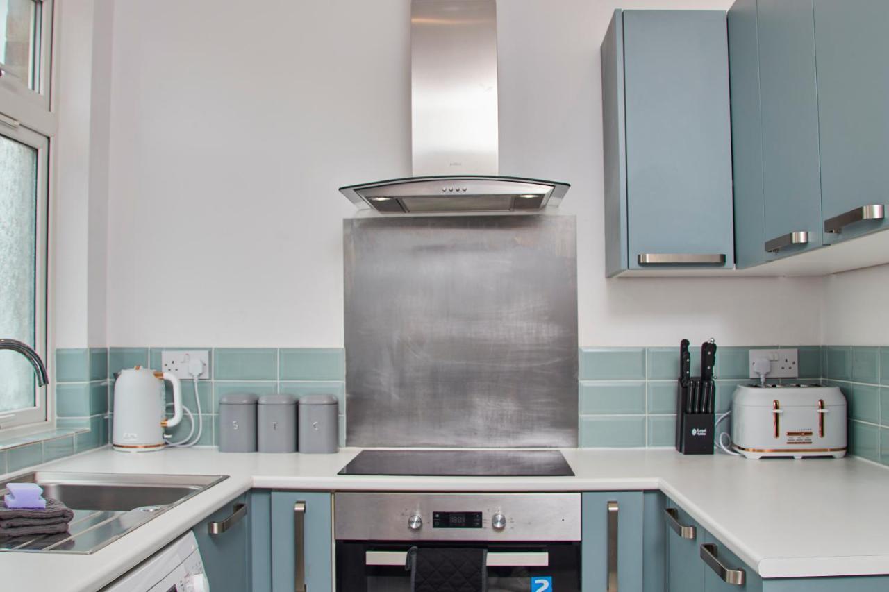 Fantastic Central Stratford Two Bedroom Apartment By Purestay Short Lets & Serviced Accommodation With Parking Exterior photo