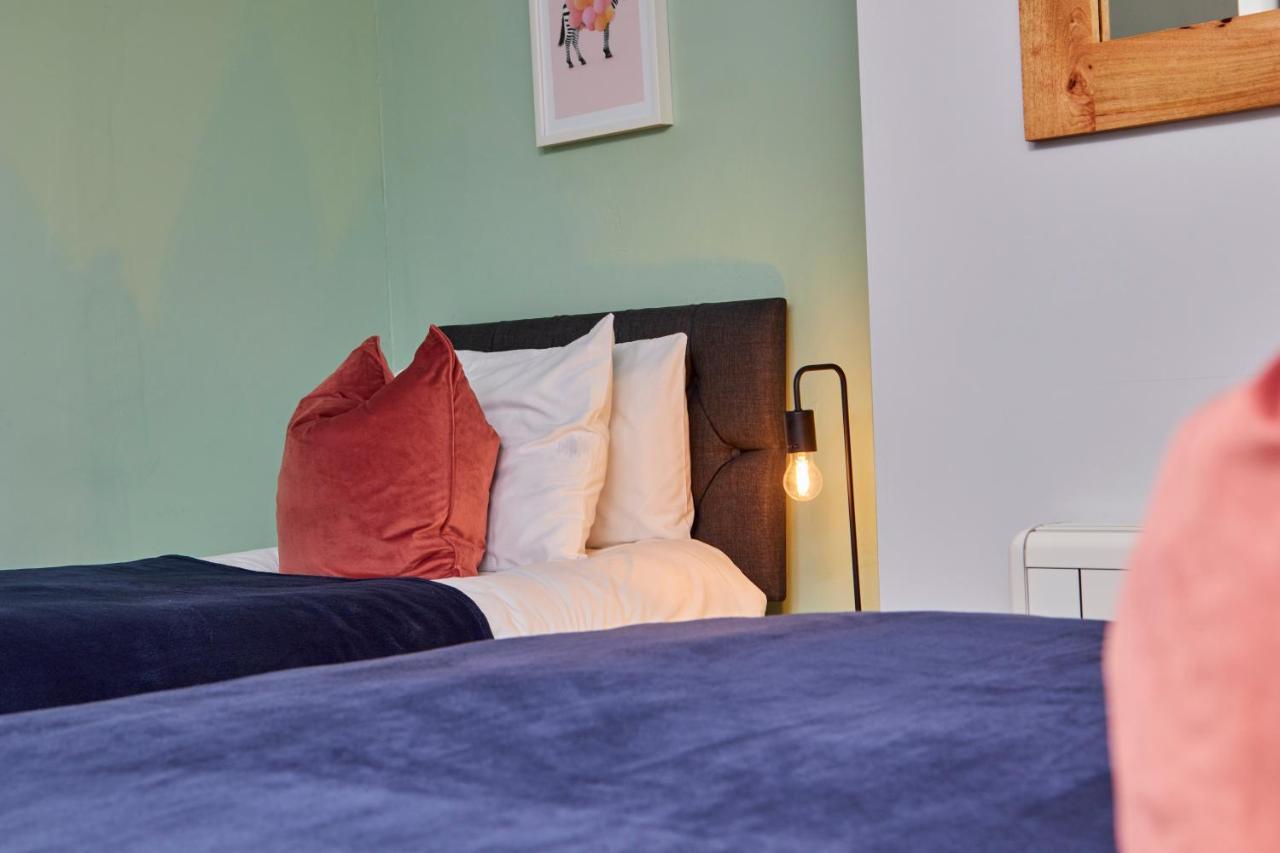 Fantastic Central Stratford Two Bedroom Apartment By Purestay Short Lets & Serviced Accommodation With Parking Exterior photo