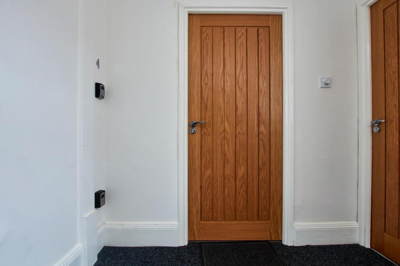 Fantastic Central Stratford Two Bedroom Apartment By Purestay Short Lets & Serviced Accommodation With Parking Exterior photo